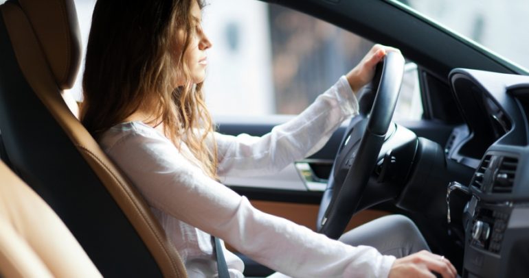 ما الذي يجعل المرأة فاشلة في قيادة السيارات ؟